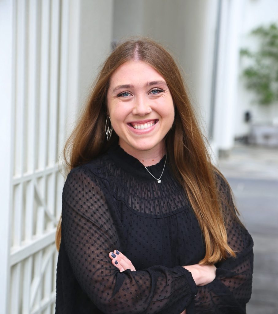 bella - expert on social media