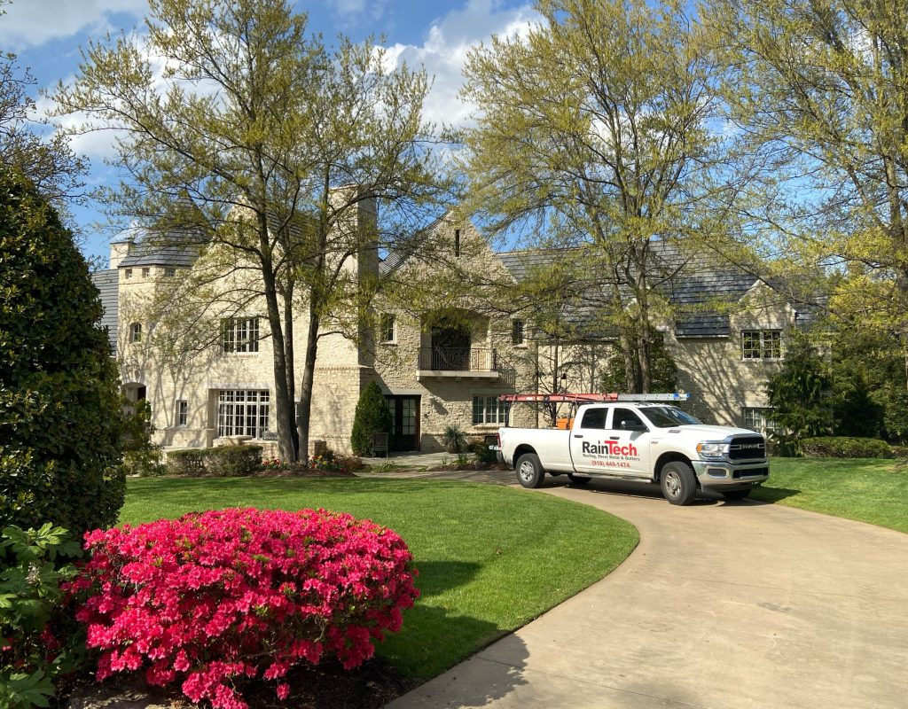 Truck-in-front-of-mansion